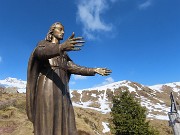 40 Cristo Redentore con braccia aperte sull'alta Valle Brembana